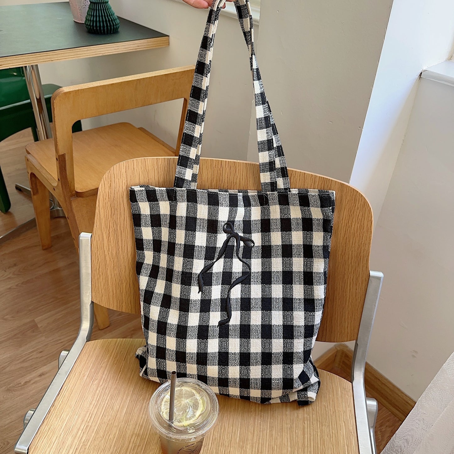 Schultertasche mit bestickter Schleife und Karomuster