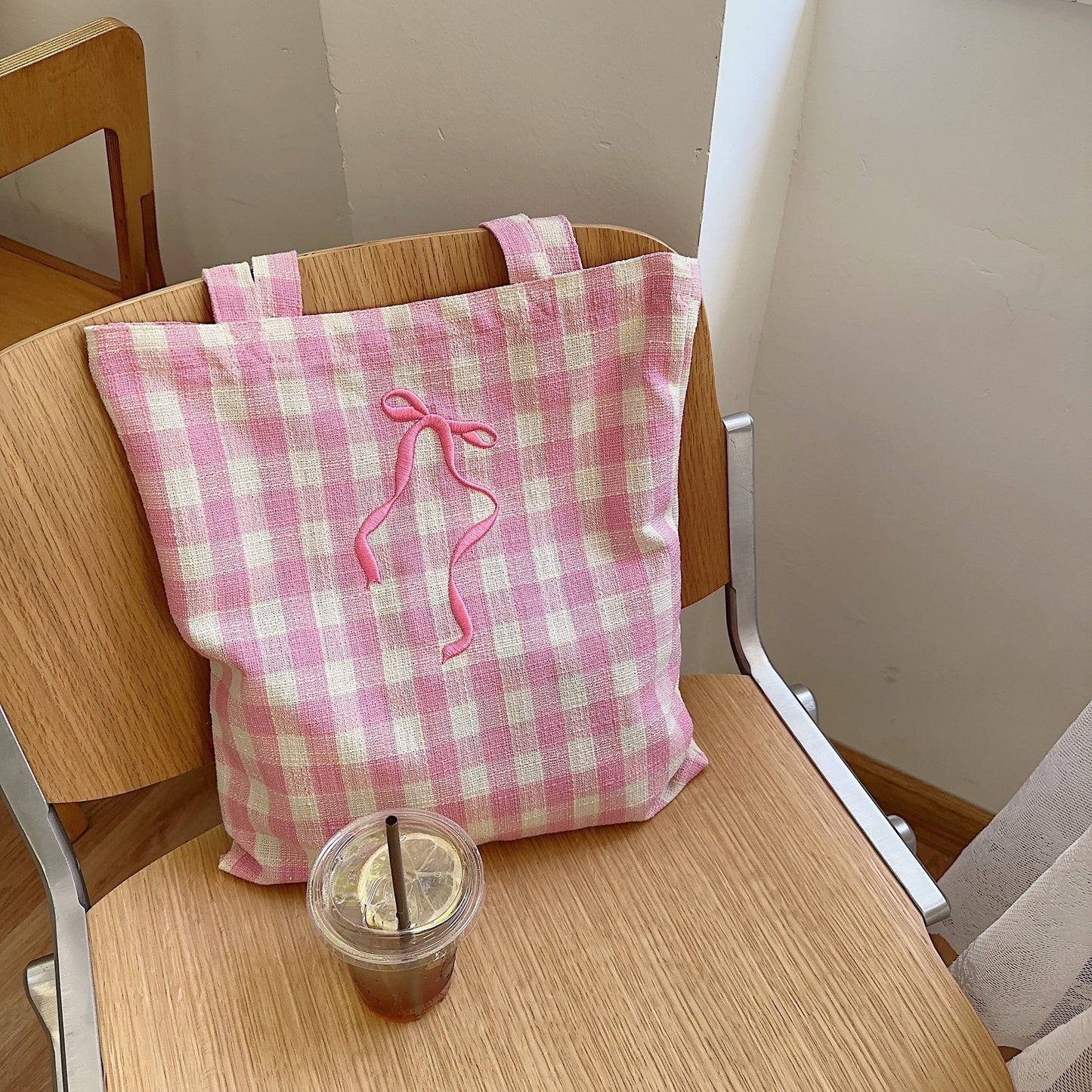 Schultertasche mit bestickter Schleife und Karomuster