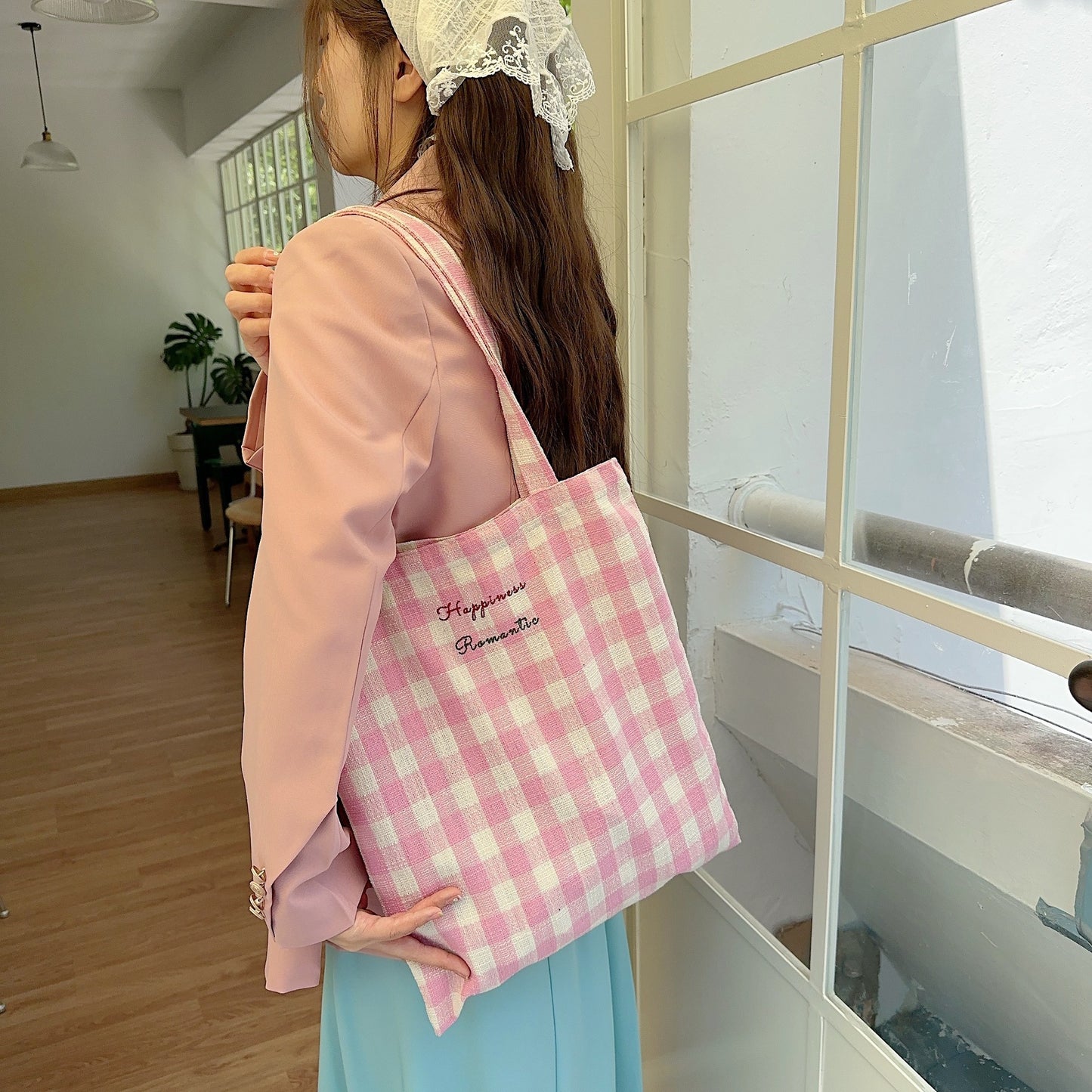 Schultertasche mit bestickter Schleife und Karomuster