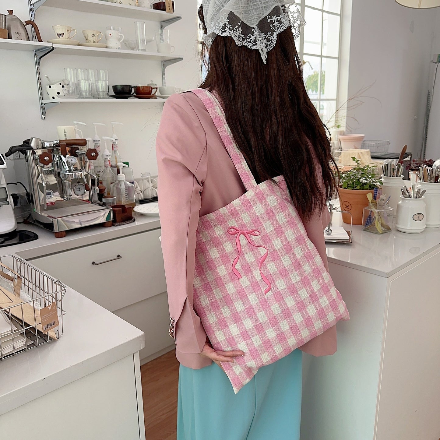 Schultertasche mit bestickter Schleife und Karomuster