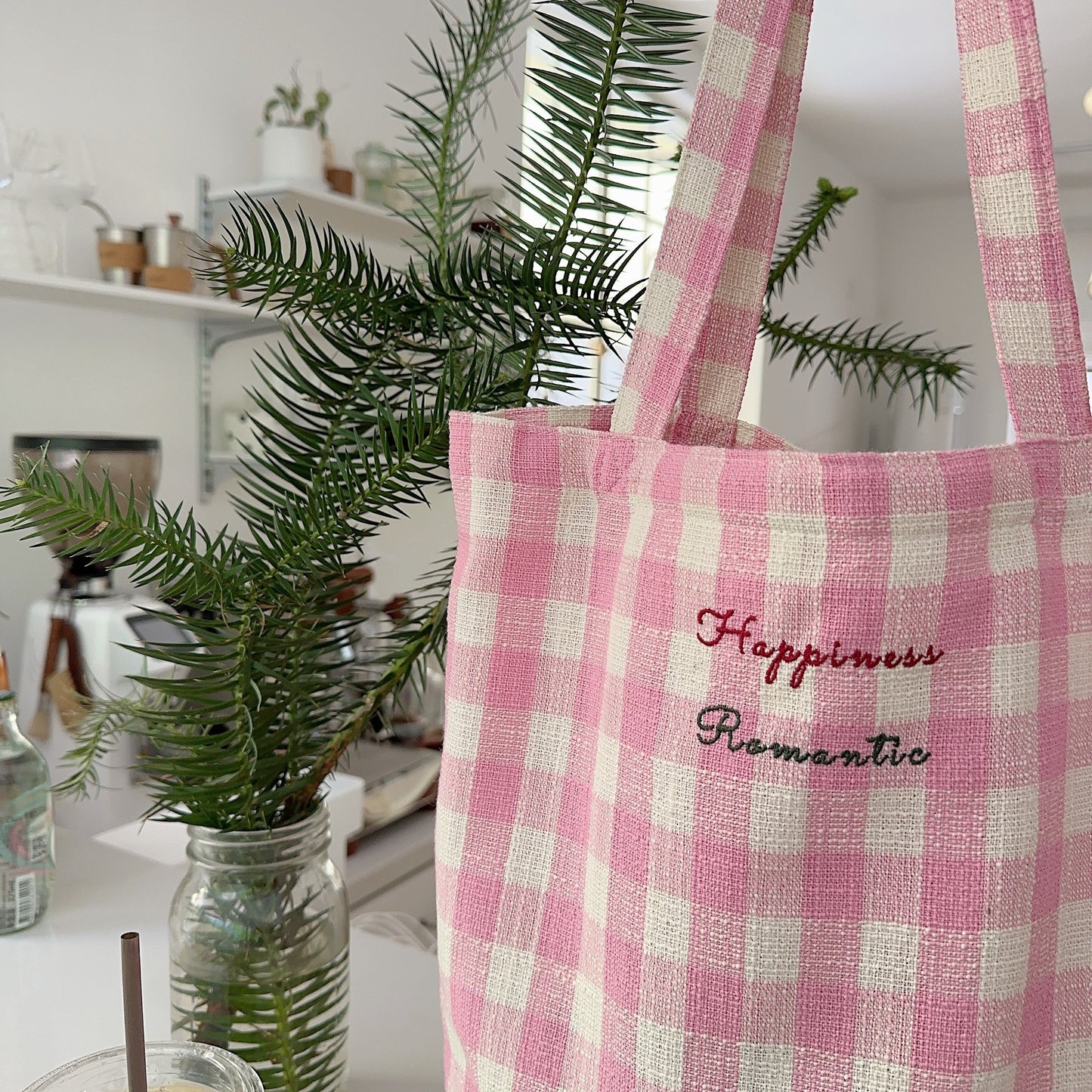 Schultertasche mit bestickter Schleife und Karomuster